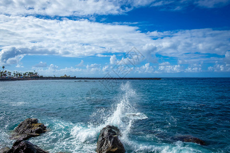 来自大西洋的波浪正在西班牙加那利群岛特内里费PuertodelaCruz岛Martianez湾图片