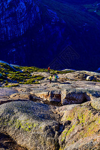 在前往著名的Kjeragbolten帮助游客攀登陡峭悬崖的路上图片
