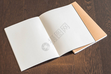 空白的开放书模型目录杂志小册子深棕色木桌上有纸图片