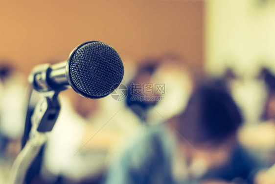 麦克风语音扬声器与听众或学生在研讨会教室演讲厅或会议中为主持人教师或辅导师提供图片