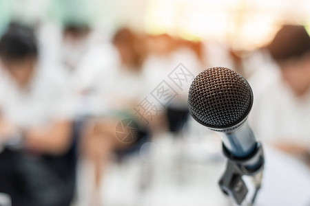 双师课堂麦克风语音扬声器与听众或学生在研讨会教室演讲厅或会议中为主持人教师或辅导师提供背景