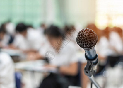 麦克风语音扬声器与听众或学生在研讨会教室演讲厅或会议中为主持人教师或辅导师提供图片