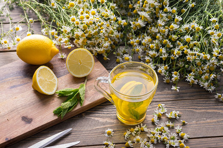 一杯含甘油花柠檬和薄荷叶的香草甘菊茶替代药物和免疫刺图片
