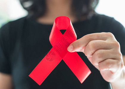 妇女手上的艾滋病红丝带支持世界艾滋病日和艾滋艾滋病和老龄图片
