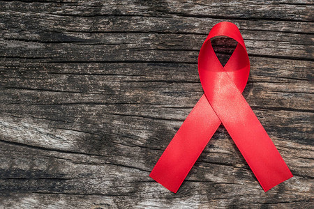 用于世界艾滋病日和艾滋艾滋病和老龄化意识月概念的艾滋病红丝带图片