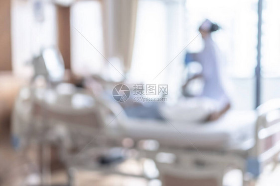 医院病床模糊背景的护士理病人带医院保健服务或保健康复治疗的医学模糊图片