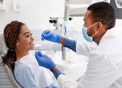 在现代牙科诊所查一非洲女士在牙医椅子图片