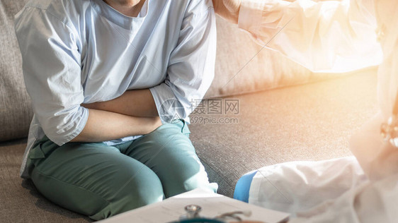 腹痛患者妇女因胃癌肠易激综合征盆腔不适消化不良腹泻GERD图片