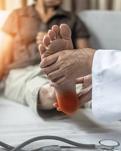 女患者足底筋膜炎或足跟痛疾病与骨科医生就足部和足部结缔组织疼痛炎症或图片
