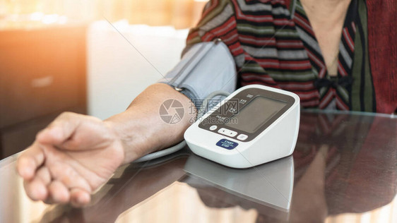 具有bp心率数字脉搏检查设备的老年患者对老年妇女中风收缩高血压高血压低血压和心血管疾病的图片