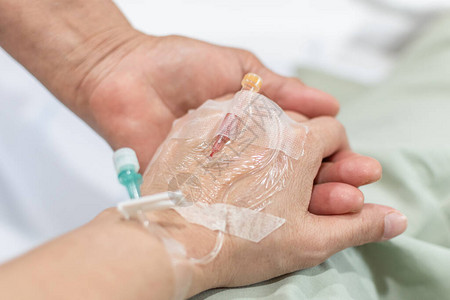 医院病房护士或护理人员手部支持IV溶液滴管的患者医疗保健和临终图片