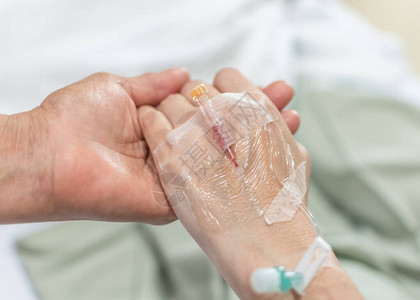 医院病房护士或护理人员手部支持IV溶液滴管的患者医疗保健和临终图片