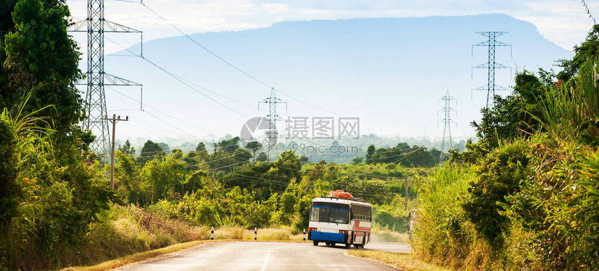 一辆当地公共汽车在南老挝博拉文高原的山路上向老挝和越南边境附近的城镇行驶图片