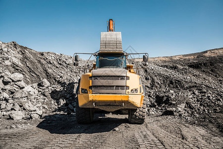 大型采石场自卸车将岩石装入自卸车将煤炭装载到车身卡车中生产有用的矿物采矿卡车采矿机械图片