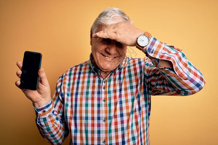 年长英俊的白发老人手持智能手机图片