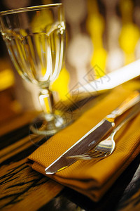餐厅的桌子布局模糊叉子和刀子图片