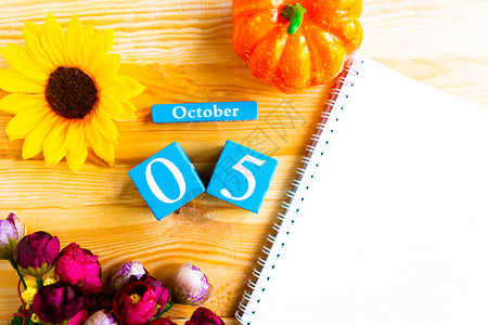 10月5日农村概念中数字立方体设计文照片  |10月8日蓝色的立方日历