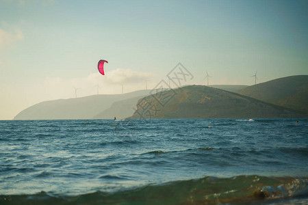 夏日在罗得斯岛Prasonisi风筝海滩的波浪上骑着Kite图片
