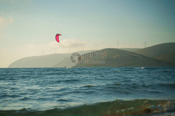 夏日在罗得斯岛Prasonisi风筝海滩的波浪上骑着Kite图片