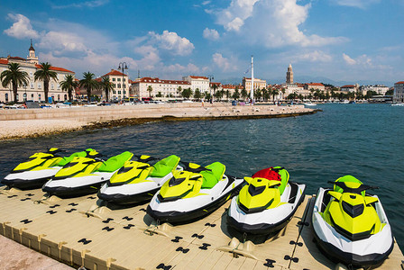 水上摩托艇停靠在克罗地亚的浮桥上图片