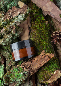 天然化妆品面部或眼霜护肤空白罐包装与森林背景的木杯图片