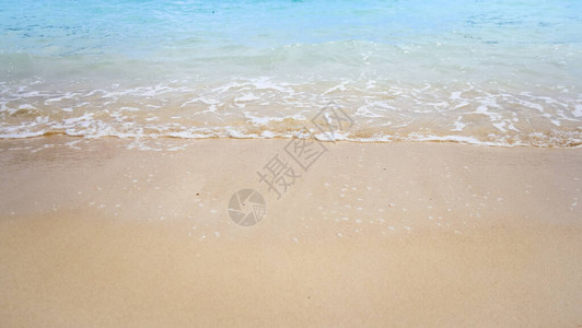 在沙滩背景的海浪图片