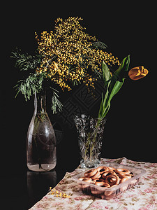 Mimosa和Tullip在玻璃花瓶中3月8日的庆典静物图片