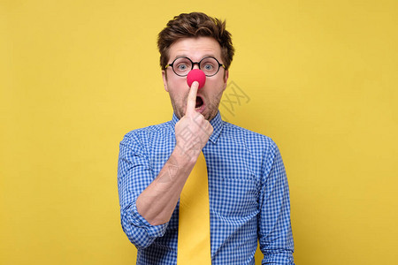 戒毒漫画.白种年轻人用疯狂的眼神指着红鼻子小丑演背景