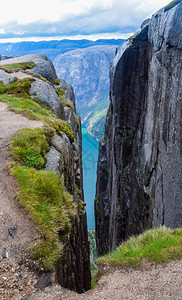 通过两个984米高的悬崖之间的缝隙可以看到Lysefjorden图片