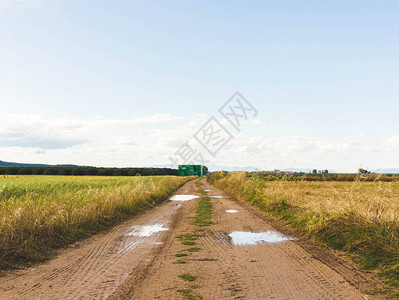 雨天后田野里的乡间小路图片