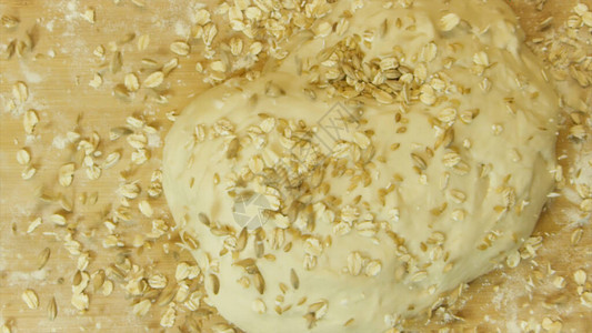 玉米和薄片是自制面团的顶端景象谷类食品倒在木质表面的原面图片