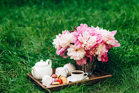 牡丹花瓶茶壶和茶杯图片