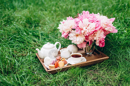 牡丹花瓶茶壶和茶杯图片