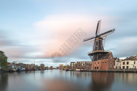 荷兰哈勒姆风车和Spaarne河图片