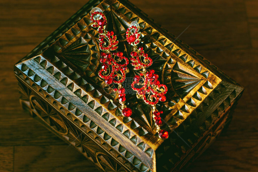 东西部强队赛程对比 哪些球队面临更艰难的客场之旅与密集赛程挑战