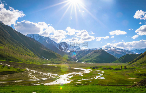 山地河流和云天的风景图片