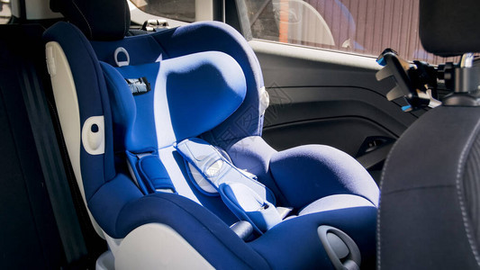 在阳光明媚的日子车后座上空的蓝色婴儿图片