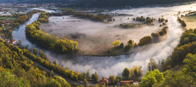雾中的Adda河谷意大利伦巴迪图片