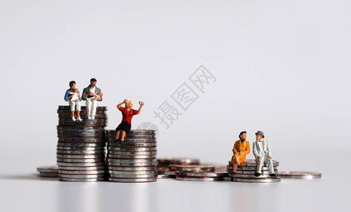 硬币和迷你人代际收入差距的概念图片