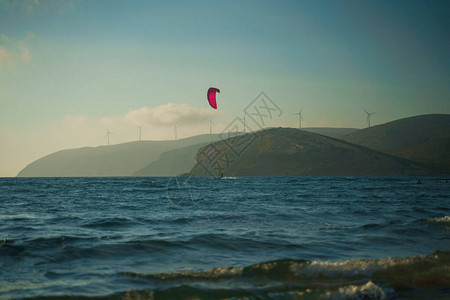 夏日在罗得斯岛Prasonisi风筝海滩的波浪上骑着Kite图片