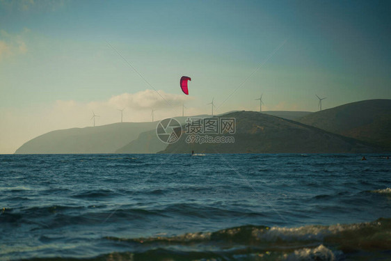 夏日在罗得斯岛Prasonisi风筝海滩的波浪上骑着Kite图片