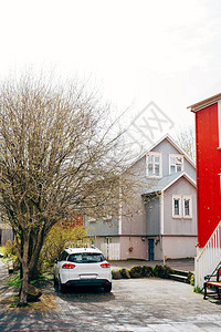 白色汽车停在冰岛首都雷克雅未克街上房子外的白车图片