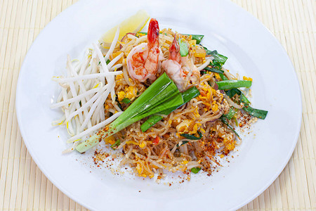 泰式炒面配虾和蔬菜图片