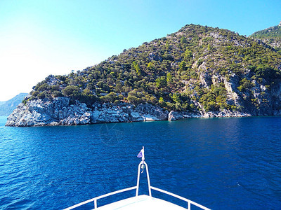 远处海岸的景色夏季旅游胜地与深蓝色的海洋从船上看乘船游览沿图片