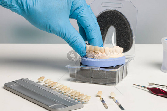 在牙科化验室内用人工沉积物进行包装图片