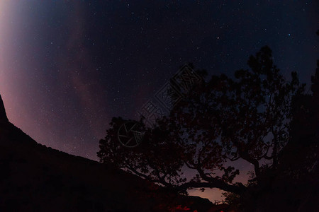 与山和树的夜星天空背景图片