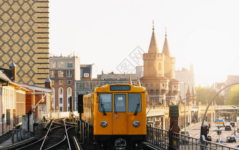 柏林UBahn与Oberbaum大桥在背景的柏林图片