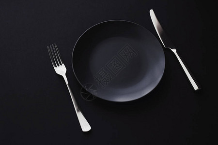 黑色背景的空板和银器节日晚宴的优质餐桌工具最起码的设图片