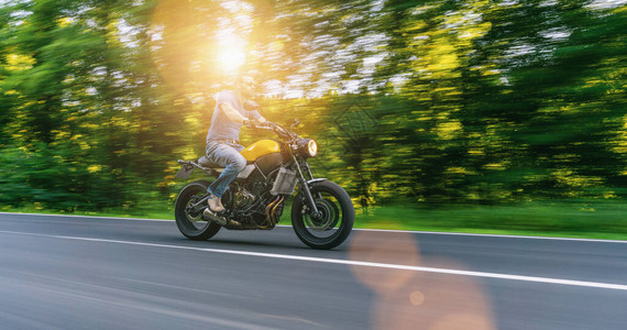 摩托车在路上骑行在摩托车之旅中驾驶空荡的道路玩得开心个人文图片