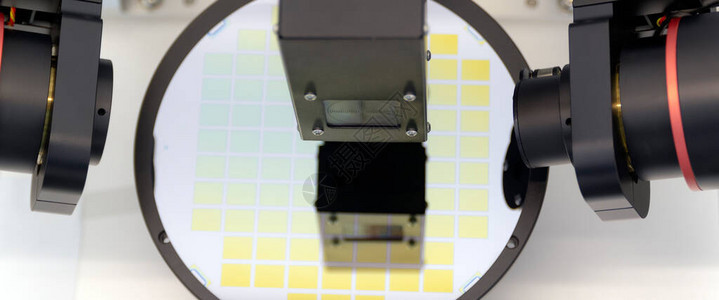 实验室中的椭偏仪工具椭偏仪是一种用于研究薄膜介电特图片
